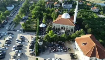 Kurban Bajrami në Kukës, qindra besimtarë falin namazin në dy xhamitë e qytetit
