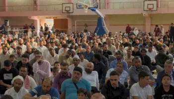Kurban Bajrami në Vlorë, qindra qytetarë mblidhen në pallatin e sportit “Flamurtari” për të falur namazin