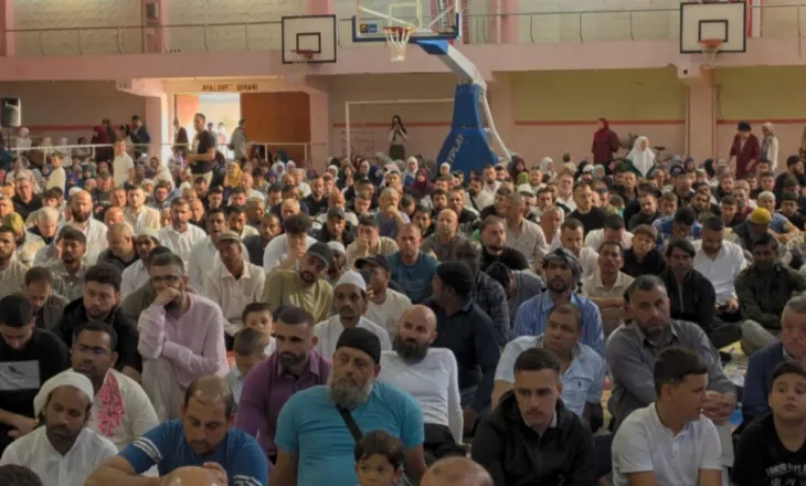 Kurban Bajrami në Vlorë, qindra qytetarë mblidhen në pallatin e sportit “Flamurtari” për të falur namazin