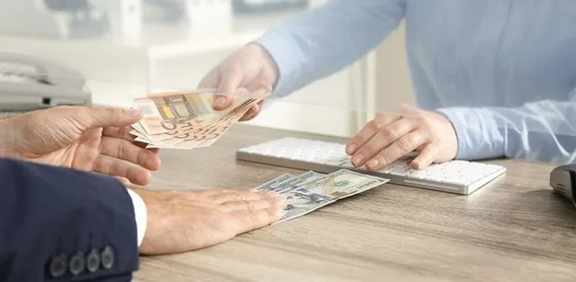 Kursi i këmbimit, 24 Maj 2026/ Me sa shitet dhe blihet dollari dhe euro, ja çfarë ndodh me monedhat e tjera