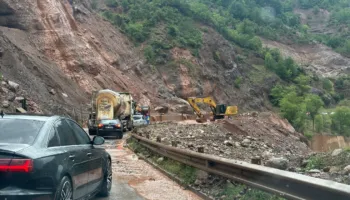Kushtet e këqija atmosferike/ Bllokohet sërish aksi Librazhd-Përrenjas, vargje automjetesh nga të dyja anët e rrugës