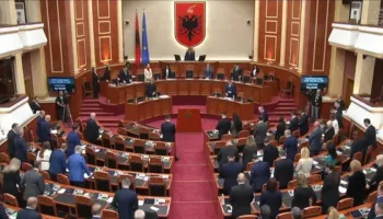 Kuvendi mban një minutë heshtje në nderim të Servet Pëllumbit/ Peleshi: La trashëgimi të pasur në shkencat politikë dhe sociologjike