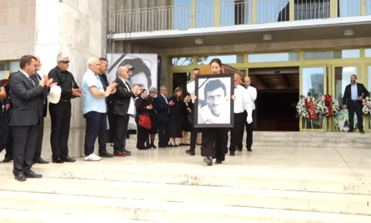Lamtumirë Birçe Hasko! Përcillet mes nderimesh për në banesën e fundit legjenda e ekranit dhe skenës