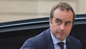 “Le të hanë bukë..”, kryeministri bleu bagetë në 1 maj, shpërthen indinjata në Francë