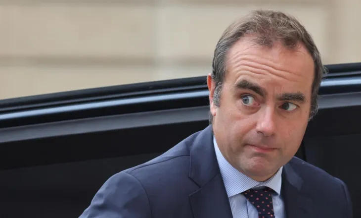 “Le të hanë bukë..”, kryeministri bleu bagetë në 1 maj, shpërthen indinjata në Francë