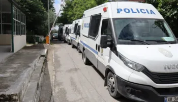 Lejuan ndërtimin e 3 kateve pa leje në një hotel, lënë qelinë efektivët e arrestuar. Pronari mbetet ende në burg