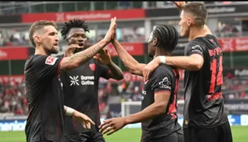 Leverkusen fiton ndaj rivalit direkt dhe futet në garë për biletën e fundit për Champions League (video)