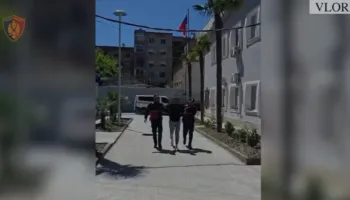 Lëvizte me pistoletë lodër, maskë dhe përforcues grushti, arrestohet 18-vjeçari në Vlorë