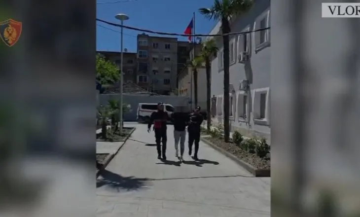 Lëvizte me pistoletë lodër, maskë dhe përforcues grushti, arrestohet 18-vjeçari në Vlorë