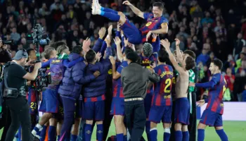Lewandowski ndahet me Barcelonën mes emocioneve, duartrokitjeve dhe lotëve të lamtumirës
