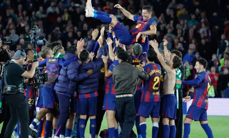 Lewandowski ndahet me Barcelonën mes emocioneve, duartrokitjeve dhe lotëve të lamtumirës