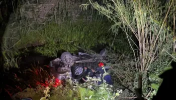 Lezhë, makina del nga rruga dhe përfundon përmbys në kanal