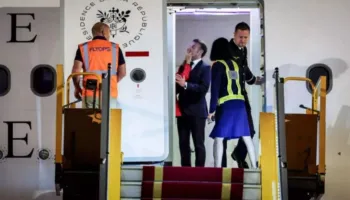 Libri që trondit Elysenë/ Mesazhi në telefonin e Macron për aktoren iraniane irritoi Brigitte, zbulohet shkaku i shuplakës në avion
