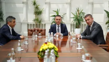 Liderët e VLEN takojnë Mickoskin, më prag të protestës së studentëve për gjuhën shqipe në Shkup