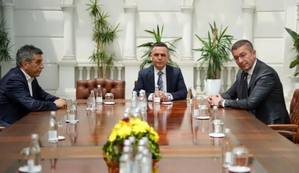 Liderët e VLEN takojnë Mickoskin, më prag të protestës së studentëve për gjuhën shqipe në Shkup