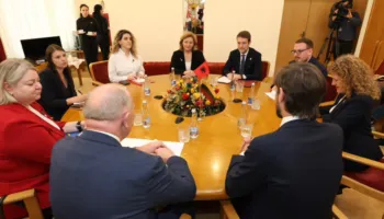 Lituani / Ministri Hoxha takim me Kryetarin e Komisionit për Punët e Jashtme: Rritja e bashkëpunimit parlamentar afron Shqipërinë me BE-në