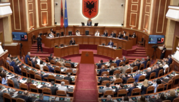 LIVE / 10 interpelanca dhe ndryshime në rregullore, nis Kuvendi
