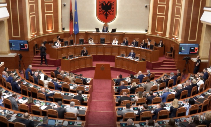 LIVE / 10 interpelanca dhe ndryshime në rregullore, nis Kuvendi