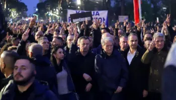LIVE/ Nis protesta e PD, policia në gatishmëri për mbarëvajtjen, Berisha prin mbështetësit demokratë