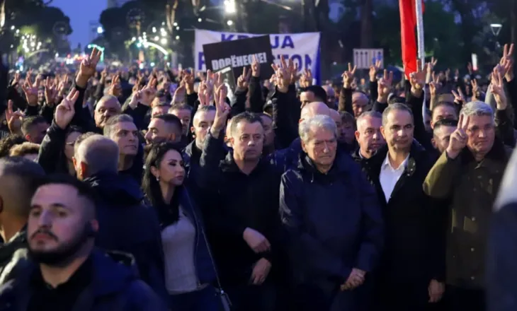 LIVE/ Nis protesta e PD, policia në gatishmëri për mbarëvajtjen, Berisha prin mbështetësit demokratë