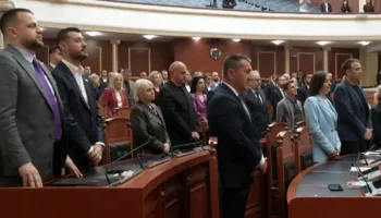 LIVE/ Tragjedia në Durrës, nis me një minutë heshtje për dy të miturit seanca plenare