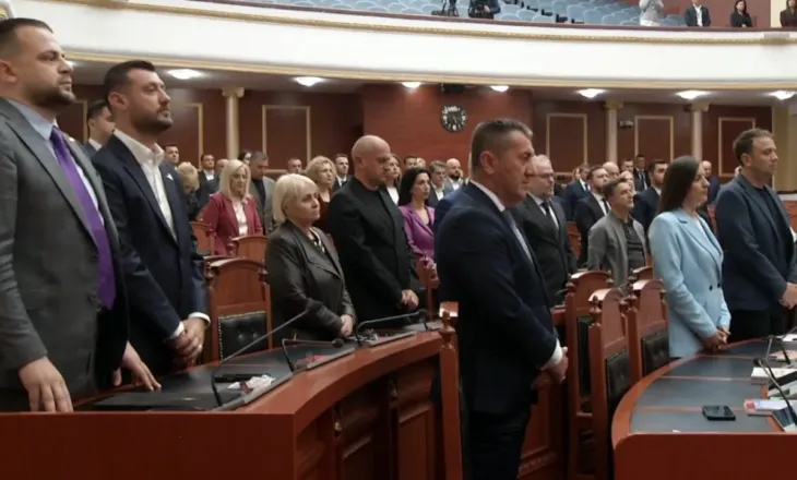 LIVE/ Tragjedia në Durrës, nis me një minutë heshtje për dy të miturit seanca plenare