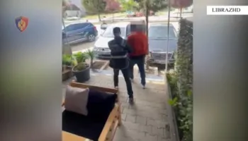 Lokalin e ktheu në bazë për shitjen e drogës, arrestohet 32-vjeçari në Prrenjas. Sekuestrohen kokainë dhe shuma parash