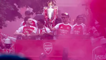 Lot dhe shampanjë! Arsenali zbret në rrugë 24 orë pas dështimit në Champions, ja si po festohet titulli pas 22 vitesh pritje