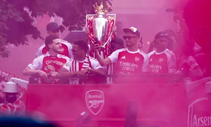Lot dhe shampanjë! Arsenali zbret në rrugë 24 orë pas dështimit në Champions, ja si po festohet titulli pas 22 vitesh pritje