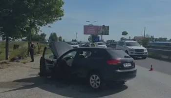 Makina del nga rruga dhe përplaset me pemën në rreth-rrotullimin e Kolonjës, plagoset një grua