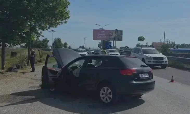 Makina del nga rruga dhe përplaset me pemën në rreth-rrotullimin e Kolonjës, plagoset një grua