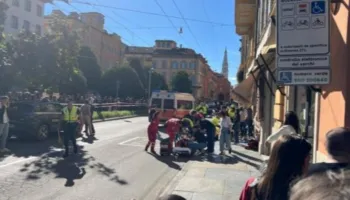 Makina ‘fluturon’ mbi turmën me 160 km/h, 7 të plagosur! Shoferi nxjerr thikën gjatë arratisjes