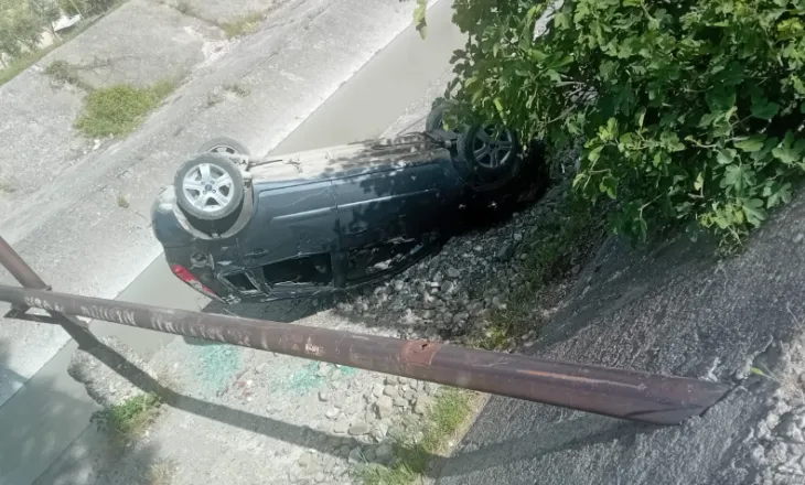 Makina përfundon në përroin e Zaranikës në Elbasan