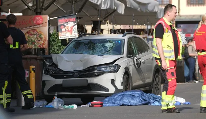 Makina përplas turmën e këmbësorëve në Leipzig, dy të vdekur dhe 22 të plagosur!