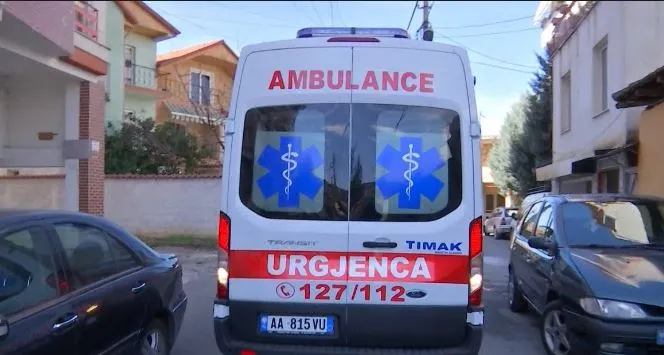 Makina përplaset me motorin, humb jetën 21-vjeçari në Tiranë