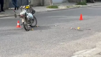 Makina përplaset me motorin në aksin Fier-Roskovec, një i lënduar në gjendje të rëndë