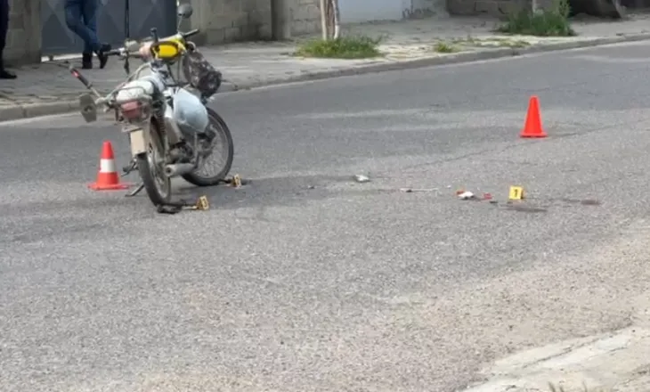 Makina përplaset me motorin në aksin Fier-Roskovec, një i lënduar në gjendje të rëndë