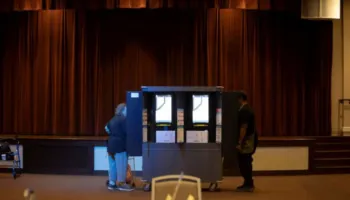 Makineritë e votimit elektronik, zyrtarët e Trump tentuan t’i ndalonin në mbi 25 shtete amerikane: Rrezik sigurie