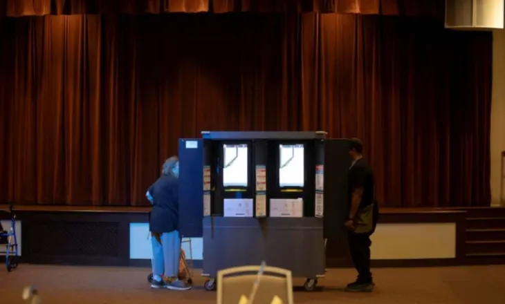 Makineritë e votimit elektronik, zyrtarët e Trump tentuan t’i ndalonin në mbi 25 shtete amerikane: Rrezik sigurie