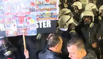 “Marshimi i pandalshëm nuk ndalet”, Flamur Noka përplaset me policinë në protestë