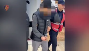 Mashtruan qytetarët shqiptarë dhe u vodhën llogaritë bankare, policia arreston 25-vjeçarin dhe shpall në kërkim bashkëpunëtorin