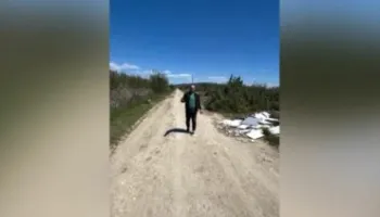 “Materialet helmuese…”/ Korreshi ndan pamjet nga Lushnja: Plehrat na presin te dera, batërdi me djegien e mbeturinave