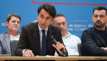 Mato: Pastrimi i parave në ndërtim po lë të rinjtë pa strehë: Të monitoren transaksionet  Në një kohë kur Tirana dhe zonat turistike të Shqipërisë përjetojnë një bum të jashtëzakonshëm ndërtimi, me kulla që ngrihen çdo ditë, një pyetje thelbësore po shqetëson gjithnjë e më shumë publikun: nga vijnë të gjitha këto para?  Alarimin e ngriti Fanswa Mato, anëtar i departamentit “Brain Gain” në PD, i cili nga tryeza e diskutimit ‘Qeveria e Pasigurisë – dhe alternativa e opozitës’, denoncoi se pas fasadës së projekteve luksoze fshihet fenomeni i pastrimit të parave, duke e deformuar tregun dhe duke e bërë të pamundur për qytetarët e zakonshëm blerjen e një shtëpie.  Mato, një profesionist me përvojë në menaxhimin e ndërtimit në Neë York, thekson paradoksin e hidhur të realitetit shqiptar: ndërsa miliona metra katrorë ndërtohen çdo vit, çmimet e apartamenteve kanë arritur nivele të papërballueshme për familjet mesatare.  Fanswa Mato: Përvoja ime personale më ka dhënë mundësi të punoj në një mjedis ku standardet, transparenca dhe rezultatet konkrete janë thelbësore. Pikërisht kjo eksperiencë më motivon të kontribuoj me njohurinë dhe përvojën time për çështjet që lidhen me zhvillimin, mirëqenien dhe të ardhmen e Shqipërisë. Sot dua të flas për një nga problemet më serioze që po dëmton ekonominë shqiptare dhe po rëndon jetën e qytetarëve tanë: pastrimin e parave në sektorin e pasurive të paluajtshme dhe në ndërtim. Gjatë viteve të fundit kemi parë një bum të jashtëzakonshëm ndërtimesh, sidomos në Tiranë dhe në zonat turistike, ku kulla të reja ngrihen çdo ditë, projekte luksoze shtohen me ritme të shpejta dhe miliona metra katrorë ndërtohen çdo vit. Por pyetja që ushtrojnë shqiptarët është shumë e thjeshtë: nga vijnë të gjitha këto para?  Sepse realiteti është ky: ndërsa ndërtohet gjithnjë e më shumë apartamente, qytetarët shqiptarë e kanë gjithnjë e më të vështirë të blejnë një shtëpi. Çmimet janë rritur në nivele të papërballueshme për familjet e zakonshme. Të rinjtë nuk arrijnë të sigurojnë një strehim, ndërsa shumë apartamente mbeten bosh dhe përdoren vetëm si instrumente financiare. Ky është paradoksi i Shqipërisë sot. Në njërën anë kemi një mbingopje me ndërtime, nga ana tjetër kemi mungesë strehimi për qytetarët. Kjo nuk është ekonomi normale tregu. Kjo është pasojë e deformimit të tregut nga paratë informale dhe nga mungesa e kontrollit shtetëror.  Sipas të dhënave dhe analizave të institucioneve kombëtare dhe ndërkombëtare, Shqipëria ka pasur për vite me radhë probleme serioze në luftën kundër pastrimit të parave dhe organizata të rëndësishme ndërkombëtare kanë evidentuar dobësi në kontrollin financiar dhe në monitorimin e sektorit të ndërtimit. Gjatë analizës së këtij fenomeni, janë përdorur të dhëna nga institucione si Banka e Shqipërisë, INSTAT, Agjencia e Inteligjencës Financiare dhe FATF. Janë zhvilluar gjithashtu biseda me profesionistë të tregut, agjentë imobiliar, noterë dhe ekspertë financiarë. Të gjitha këto tregojnë se ekziston një shqetësim real për mënyrën se si fondet e dyshimta depërtojnë në ekonominë shqiptare.  Mekanizmat janë të ndryshme. Në shumë raste përdoren kompani me burime financiare të paqarta, përdoren pagesa të mëdha kesh, transferta të dyshimta dhe forma të tjera që e bëjnë të vështirë gjurmimin e origjinës së parave. Në disa raste kemi dhe kompani që nuk justifikojnë nivelin e investimeve që realizojnë. Dhe kush e paguan koston e kësaj situate? E paguajnë qytetarët shqiptarë, e paguajnë familjet e reja, e paguajnë bizneset e ndershme, e paguan ekonomia e vendit. Sepse kur paratë e paligjshme futen në treg, konkurrenca bëhet e padrejtë. Çmimet rriten artificialisht, korrupsioni forcohet, besimi tek shteti dobësohet dhe në fund humb qytetari i zakonshëm që punon me ndershmëri.  Si opozitë, ne kemi detyrimin moral dhe politik të ngremë zërin për këtë problem. Shqipëria nuk mund të ndërtojë të ardhmen mbi ekonomi informale dhe mbi mungesë transparence. Ne kemi nevojë për institucione të forta, për kontroll real financiar dhe për shtet ligjor funksional. Ne kërkojmë rritje të transparencës në transaksionet e pasurive të paluajtshme, kufizim të pagesave kesh në sektorin e ndërtimit, kontroll më të fortë mbi burimin e fondeve, monitorim më rigoroz të kompanive të ndërtimit, bashkëpunim më të madh mes institucioneve financiare dhe organeve ligjzbatuese. Ky nuk është thjesht një debat politik. Ky është një debat që prek ekonominë e vendit, të ardhmen e të rinjve dhe mundësinë që qytetarët shqiptarë të jetojnë me dinjitet në vendin e tyre.