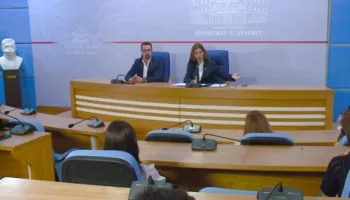 Matura shtetërore, apeli i ministres Kumbaro: Mosrespektimi i rregullores ju penalizon! Përjashtoheni nga provimi…