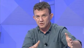 “Mbi qeverinë, është një barrë e rëndë që po i qëndron në shpinë”/ Gazetari: Integrimi po bllokohet nga korrupsioni