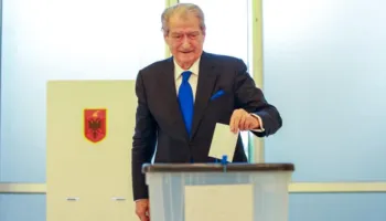 Mbyllen votimet në pjesën më të madhe të vendit, Sali Berisha braktiset nga demokratët (Shifrat)