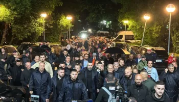 Mbyllet protesta e PD, Noka tërheq tubuesit demokratë drejt selisë blu, Berisha futet në zyrë