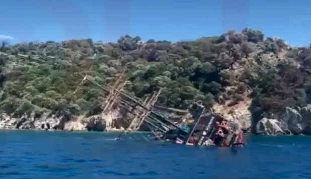 Mbytet anija turistike në Turqi, shpëtojnë për mrekulli 148 pasagjerët