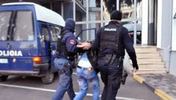 Me armë, stemë policie e mijëra euro/ Arrestohet në Rinas pjesëtari i grupit të Marklen Hakës, sfidoi policinë…