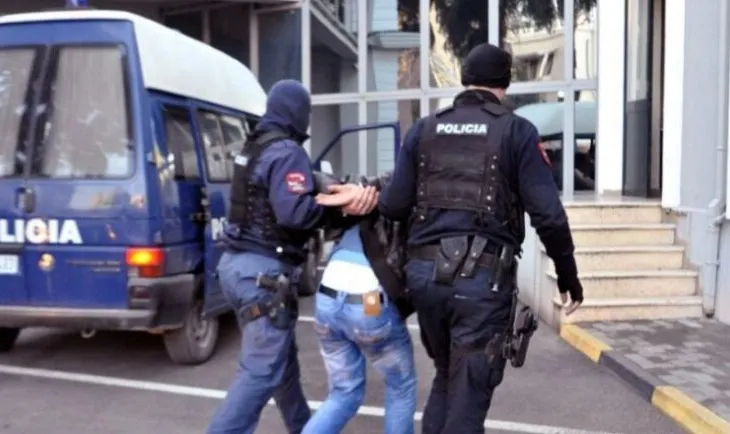Me armë, stemë policie e mijëra euro/ Arrestohet në Rinas pjesëtari i grupit të Marklen Hakës, sfidoi policinë…